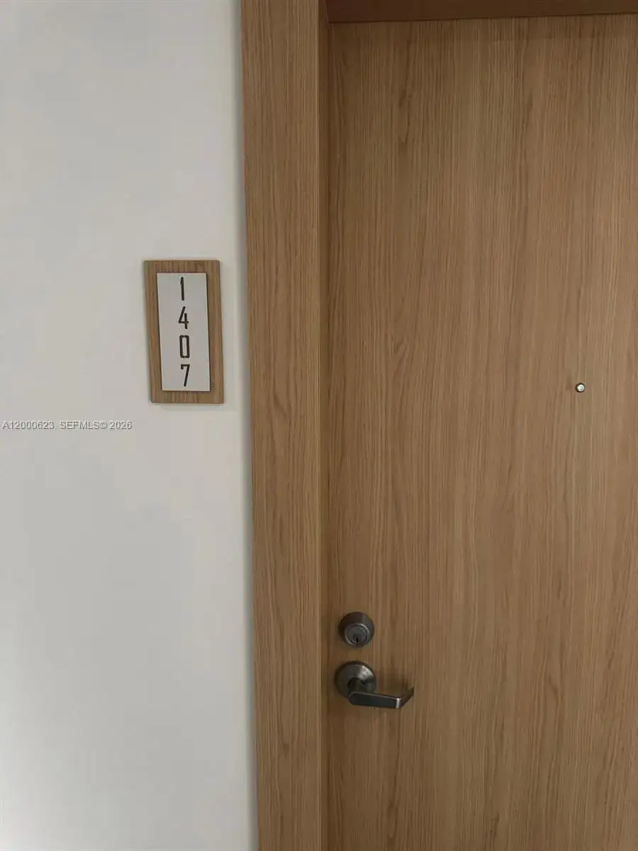 1 bedroom 1 bath Residential Lease for rent at 90 SW 3rd St # 1407, Miami FL 33130
