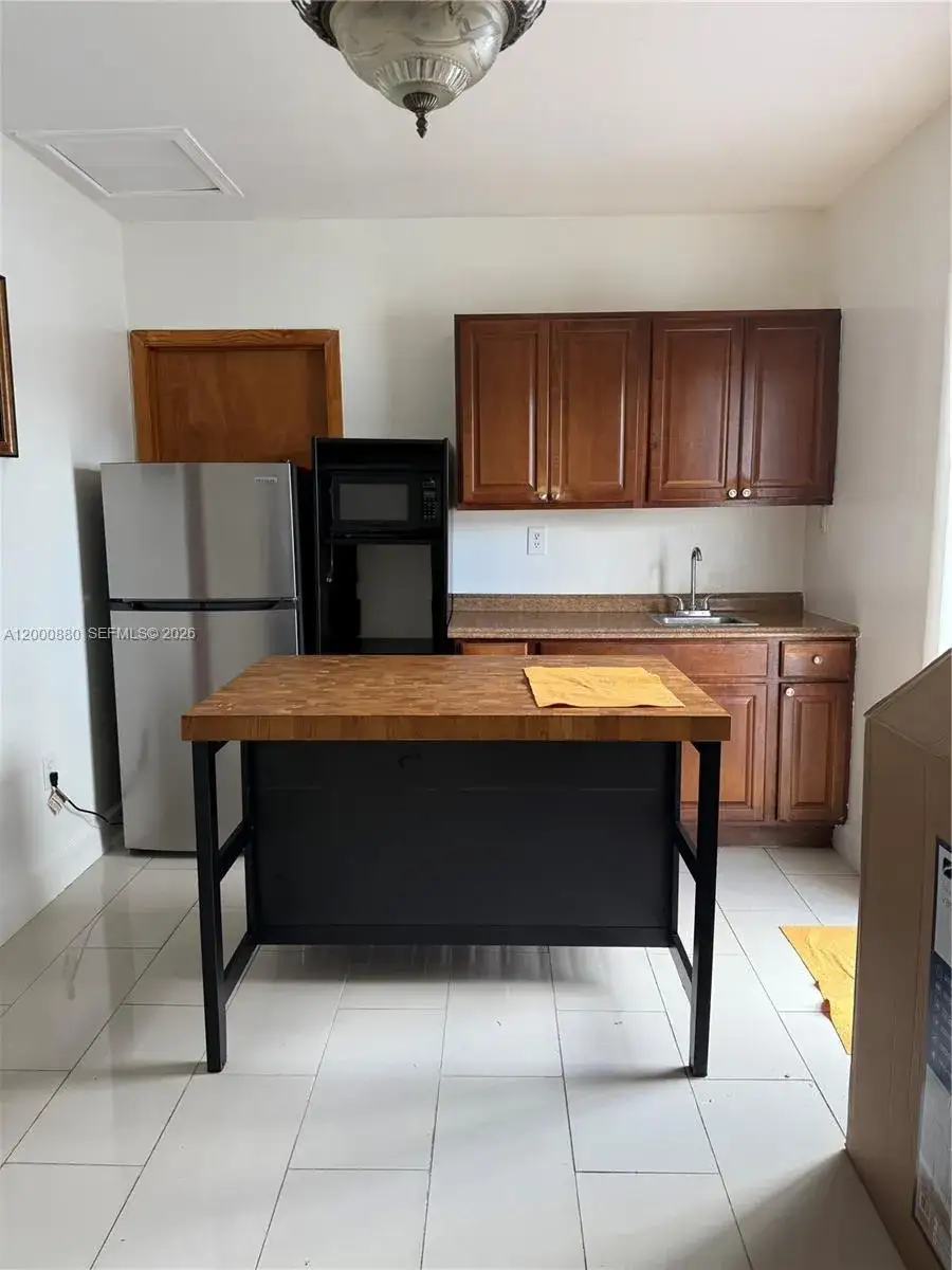 1 bedroom 1 bath Residential Lease for rent at 13410 SW 81st St # 2, Miami FL 33183