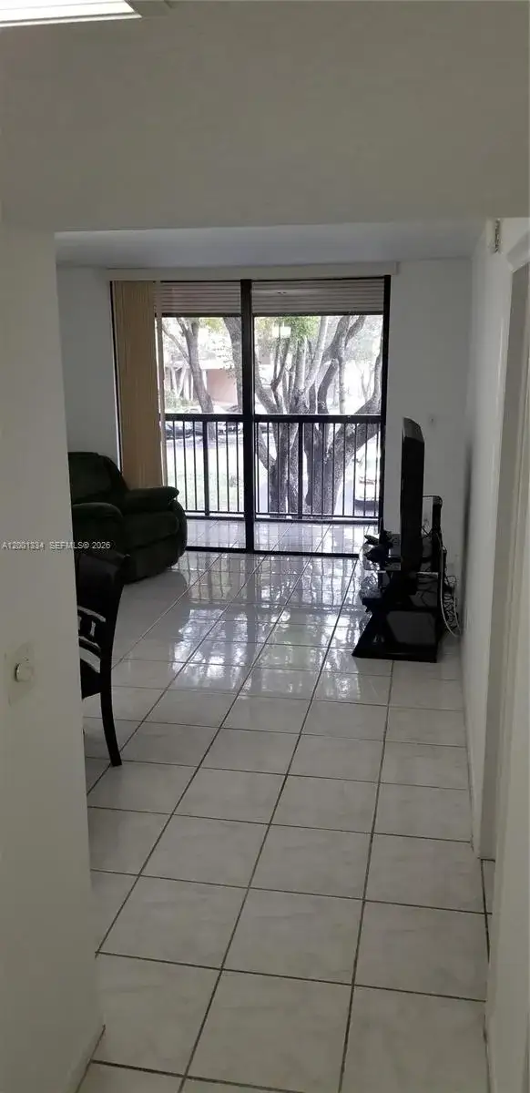 1 bedroom 1 bath Residential for sale at 14201 N Kendall Dr # D, Miami FL 33186