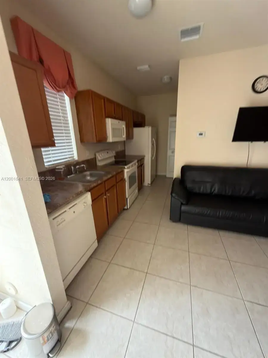 1 bath Residential Lease for rent at 16961 SW 90th Ter, Miami FL 33196