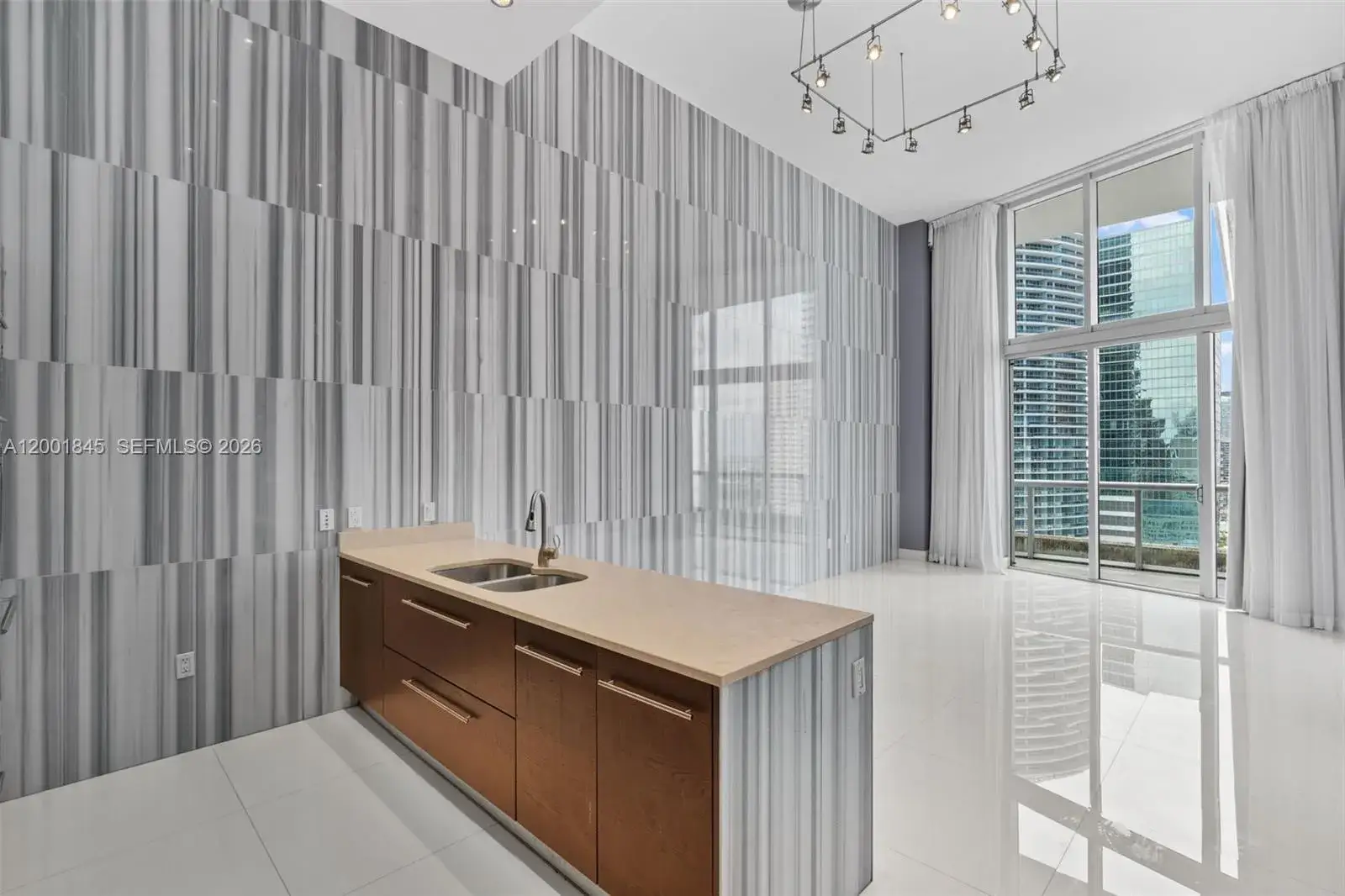 1 bedroom 1 bath Residential for sale at 475 Brickell Ave # 2812, Miami FL 33131