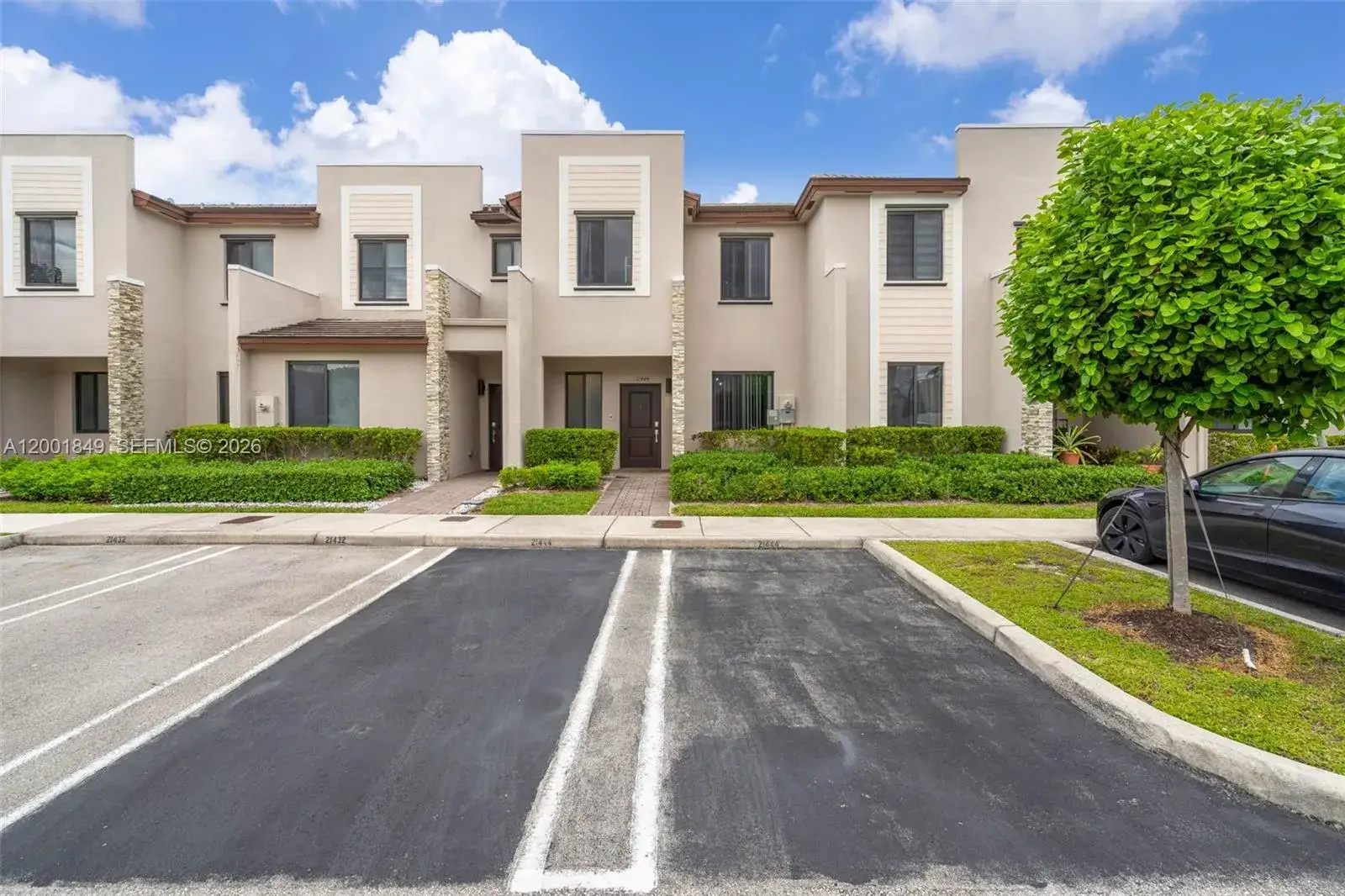 3 bedroom 2 bath Residential for sale at 21444 NE 2nd Path, Miami FL 33179