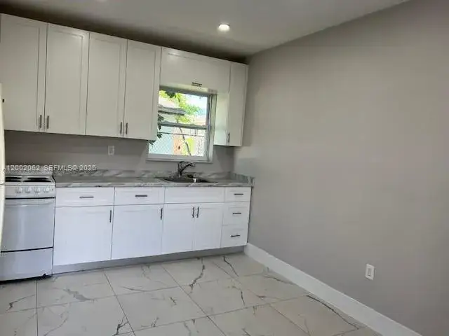 2 bedroom 1 bath Residential Lease for rent at 922 NW 2nd St # 4, Miami FL 33128