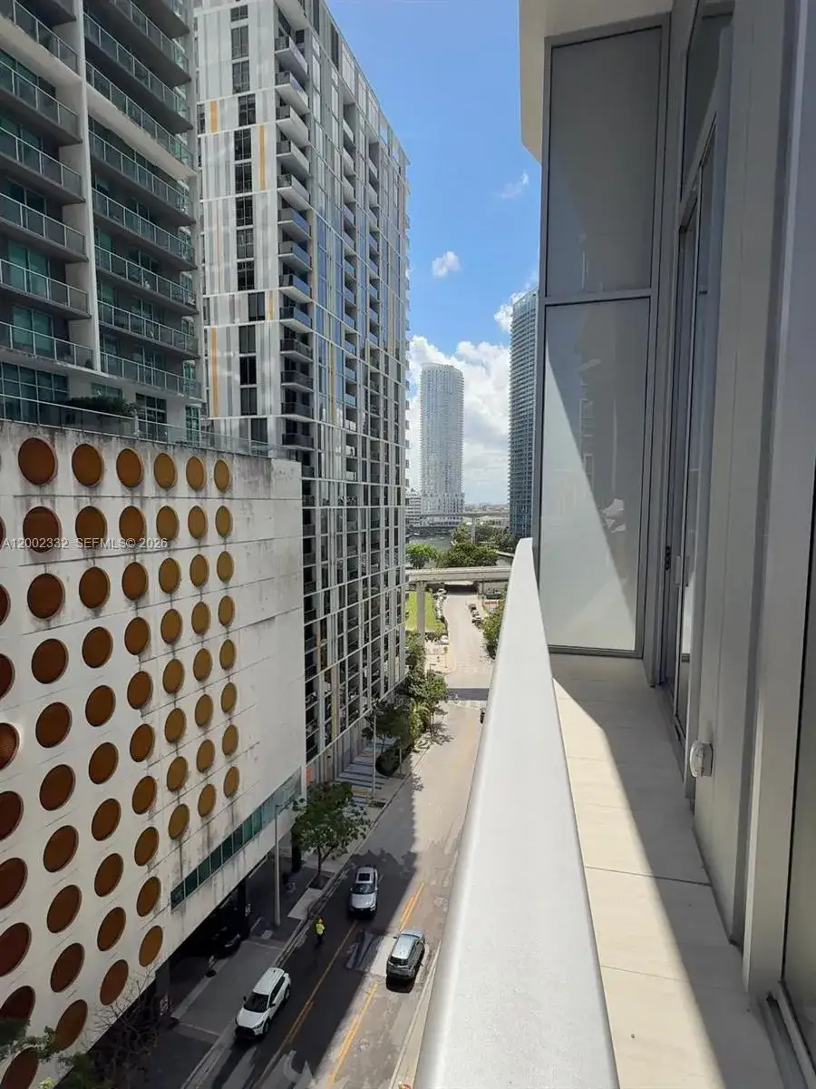 1 bedroom 1 bath Residential Lease for rent at 77 SE 5th street # 1010, Miami FL 33131