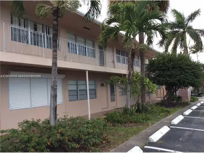 1 bedroom 1 bath Residential for sale at 230 SW 11th Ave # 14, Hallandale Beach FL 33009