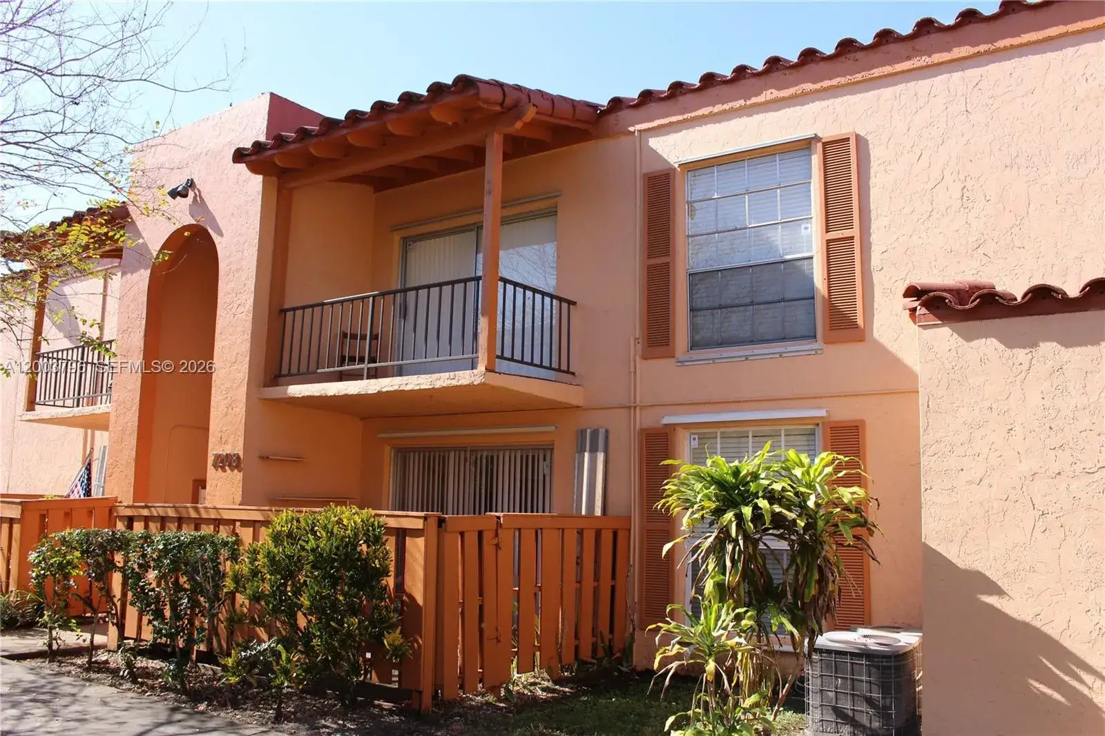 1 bedroom 1 bath Residential Lease for rent at 7208 Fairway Dr # I8, Miami Lakes FL 33014
