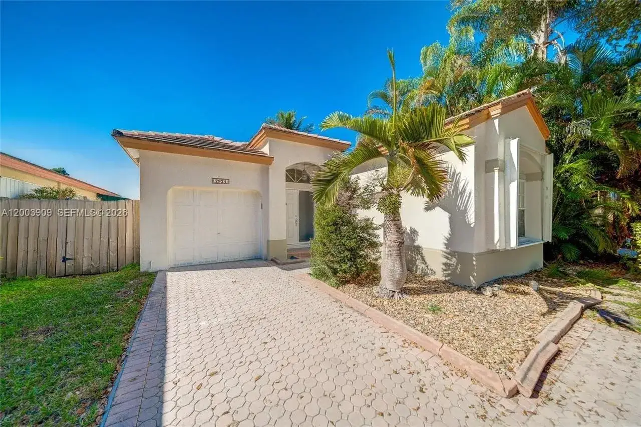 3 bedroom 2 bath Residential for sale at 2924 NW 99th Pl, Doral FL 33172