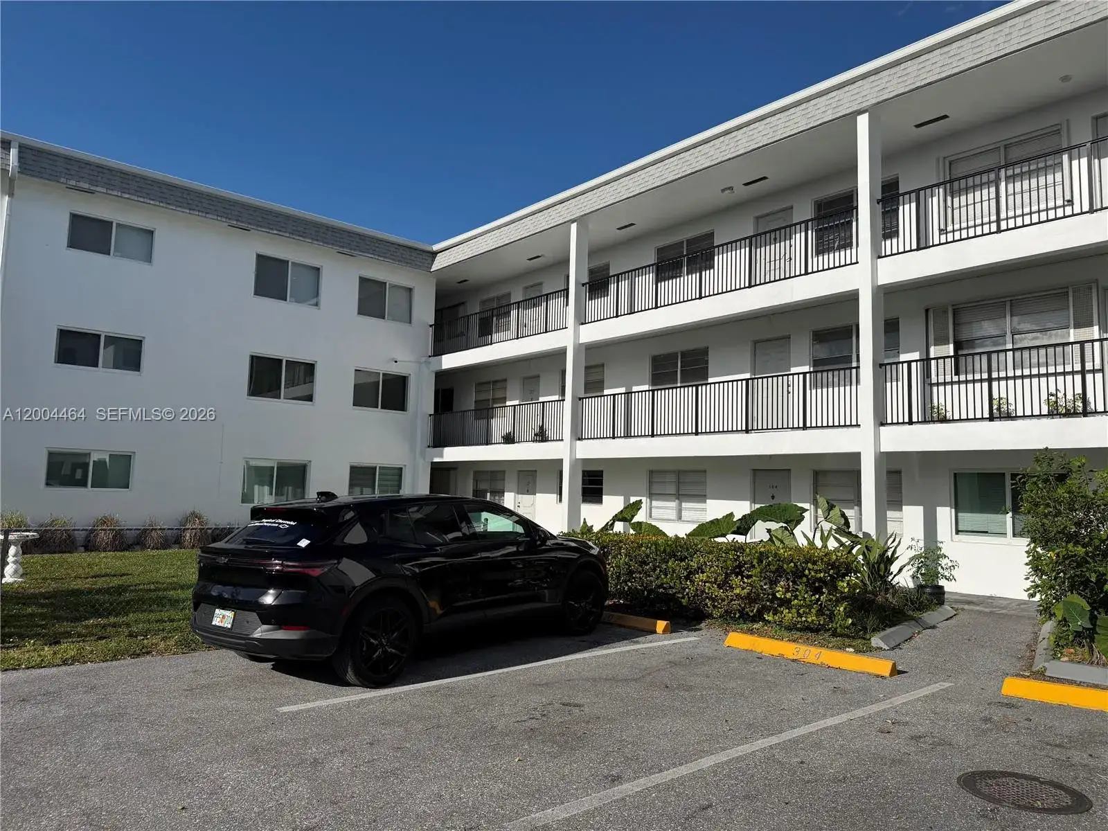 1 bedroom 1 bath Residential Lease for rent at 2415 Lincoln St # 305, Hollywood FL 33020
