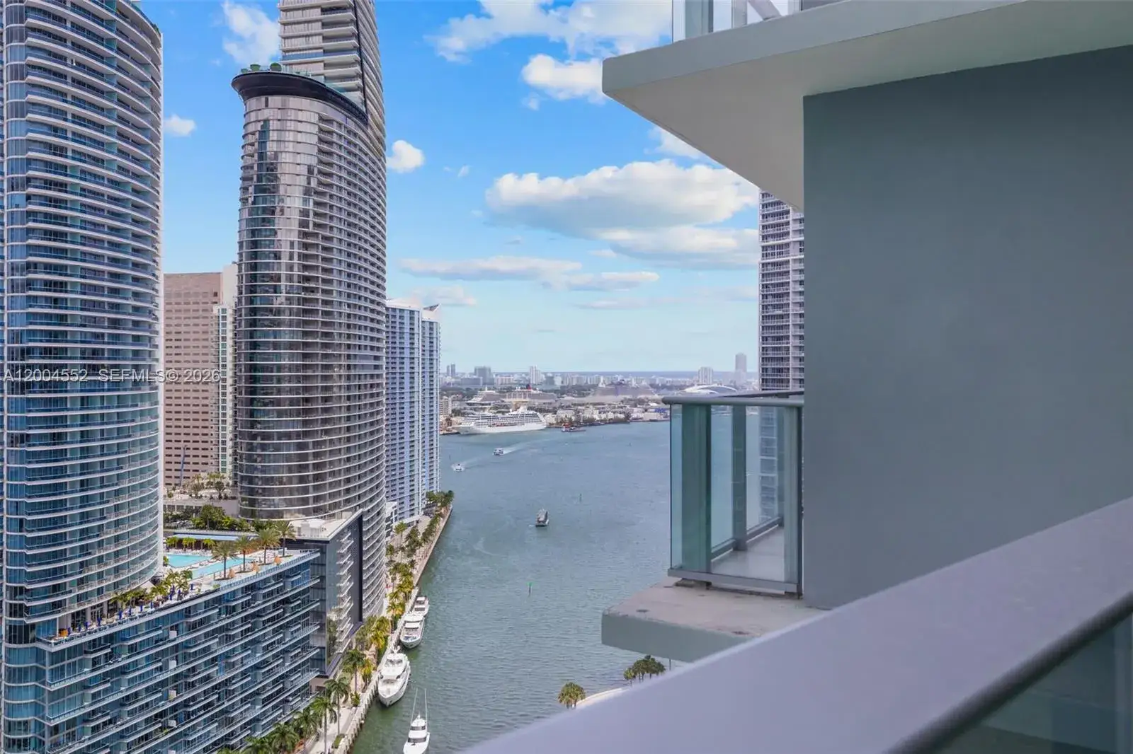 1 bedroom 1 bath Residential Lease for rent at 77 SE 5th St # 3205, Miami FL 33131