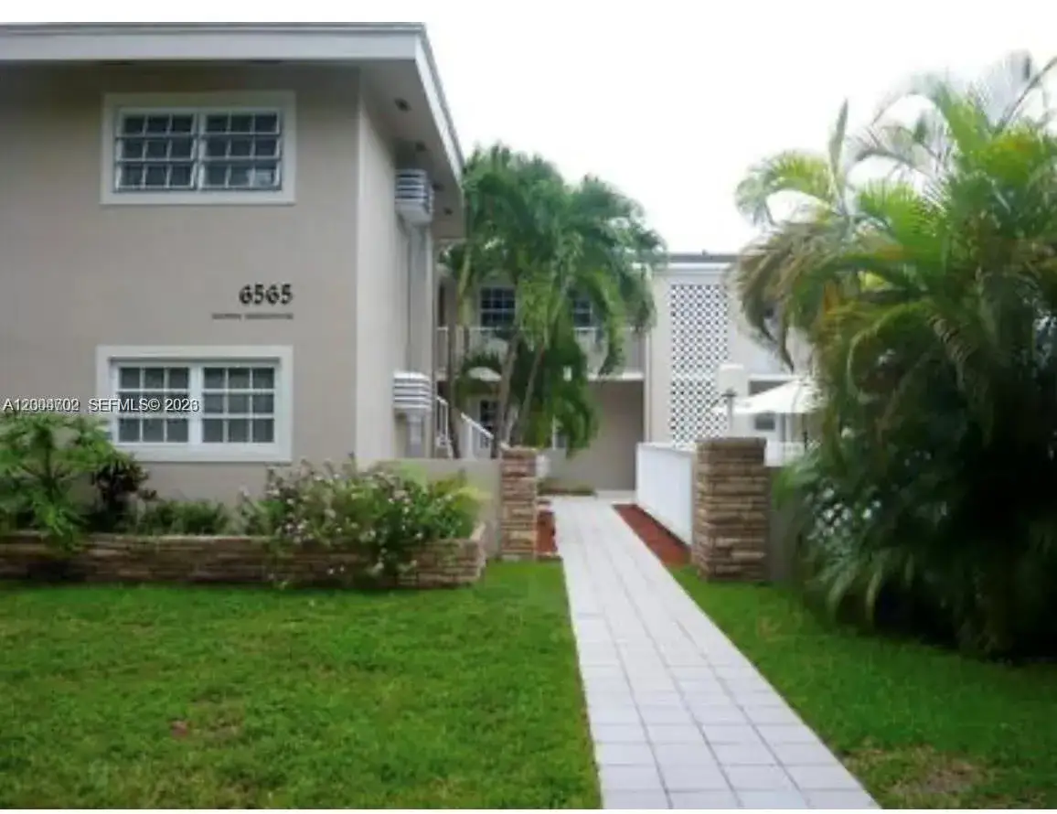 1 bedroom 1 bath Residential for sale at 6565 Santona St, Coral Gables FL 33146