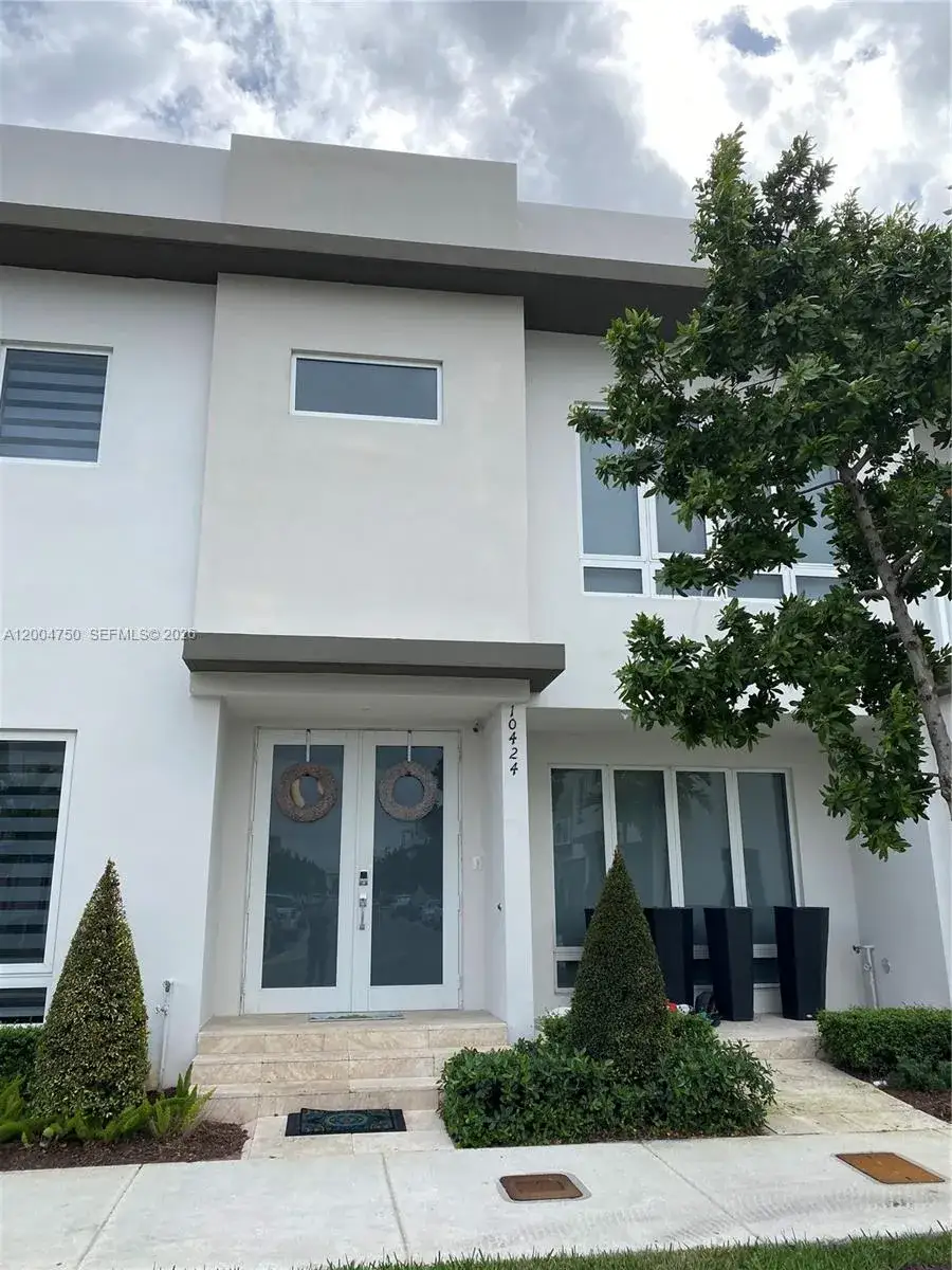 4 bedroom 3 bath Residential for sale at 10424 NW 63rd Ter, Doral FL 33178