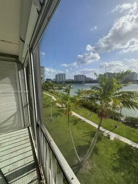2 bedroom 2 bath Residential for sale at 2861 Leonard Dr # F514, Aventura FL 33160