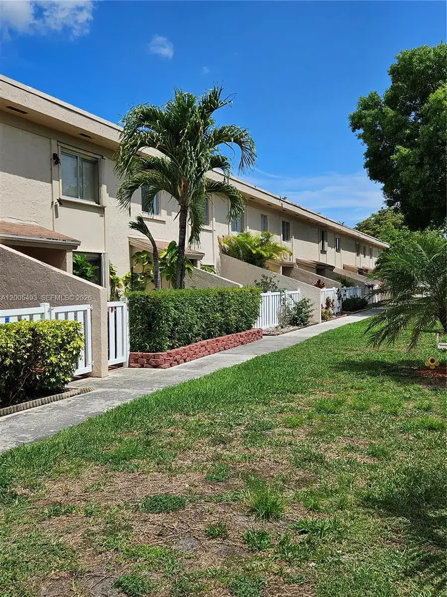 3 bedroom 2 bath Residential for sale at 1419 NW 80th Ave # F, Margate FL 33063
