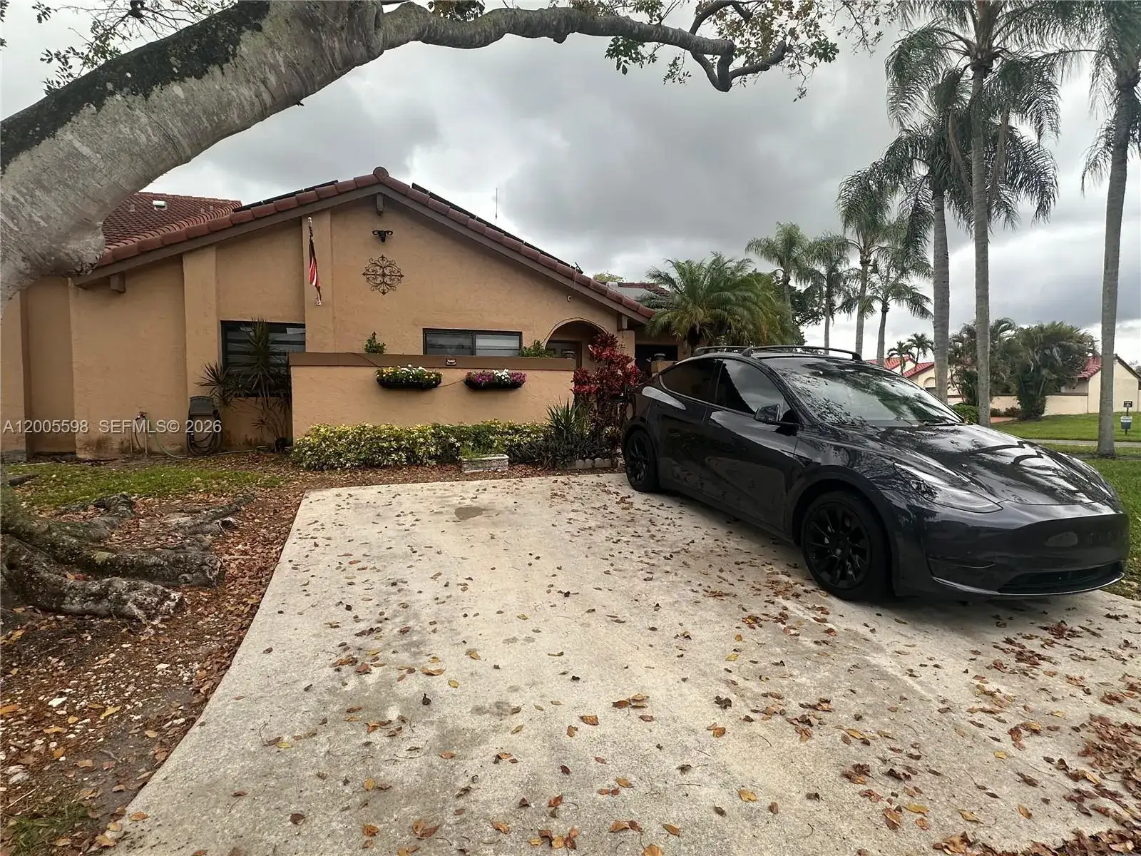 3 bedroom 2 bath Residential for sale at 6633 NW 178th Ter, Hialeah FL 33015