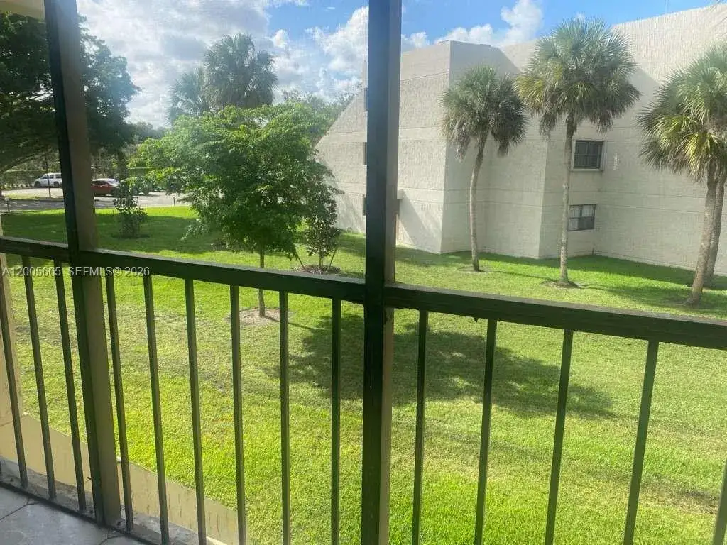 2 bedroom 2 bath Residential Lease for rent at 220 Lakeview Dr # 203, Weston FL 33326