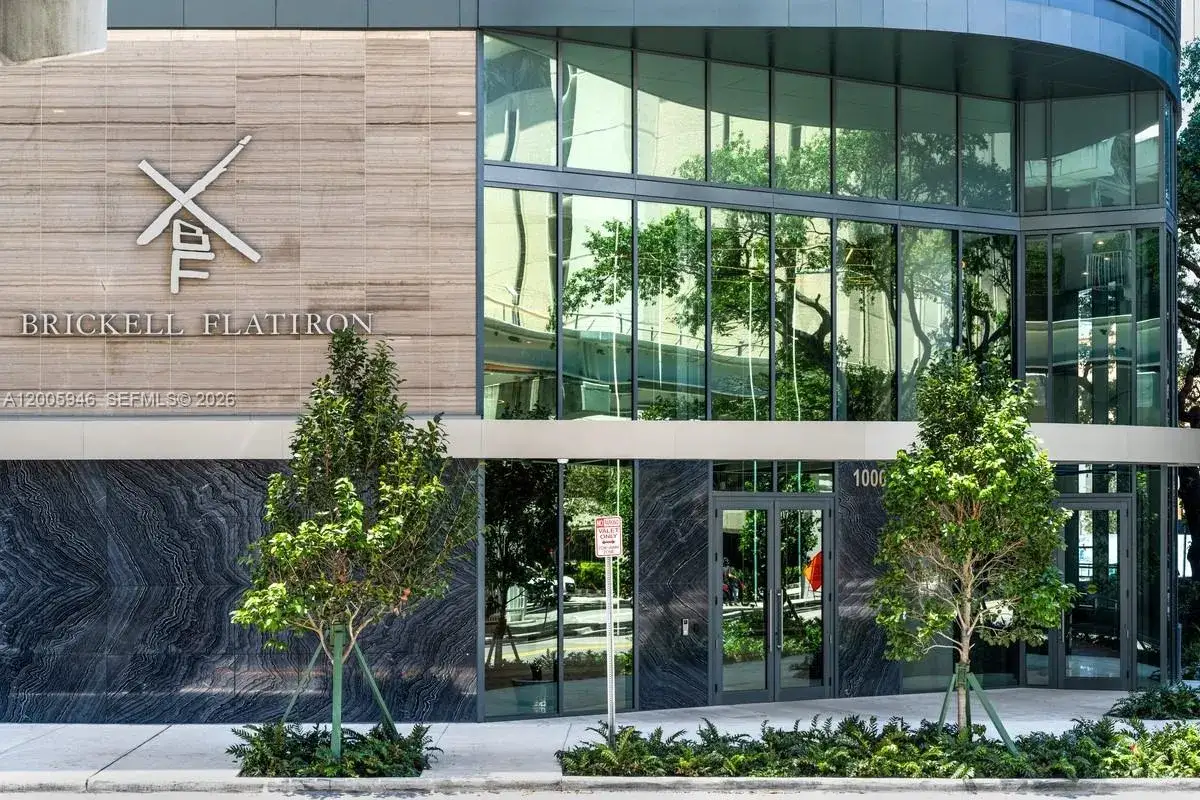 1 bedroom 2 bath Residential Lease for rent at 1000 Brickell Plz # 4907, Miami FL 33131