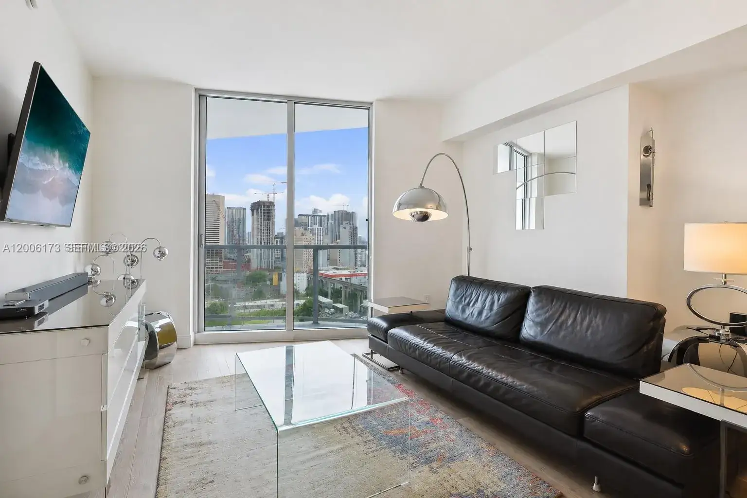 1 bedroom 1 bath Residential Lease for rent at 185 SW 7th St # 2105, Miami FL 33130