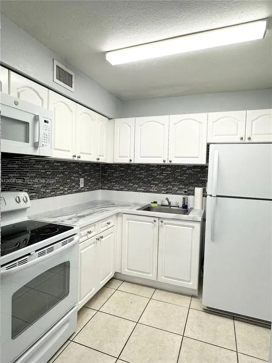 2 bedroom 1 bath Residential Lease for rent at 9405 SW 76th St # Y32, Miami FL 33173