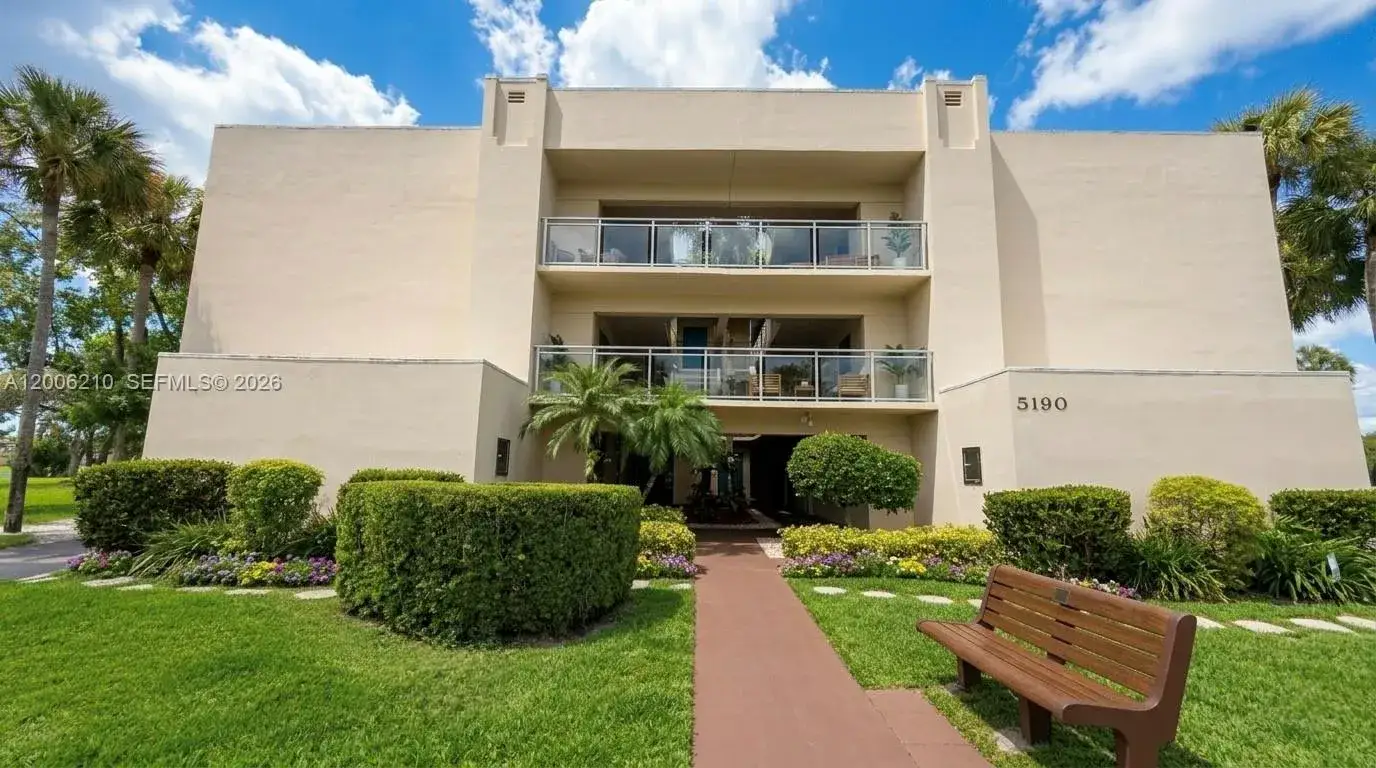2 bedroom 2 bath Residential for sale at 5190 Las Verdes Cir # 115, Delray Beach FL 33484