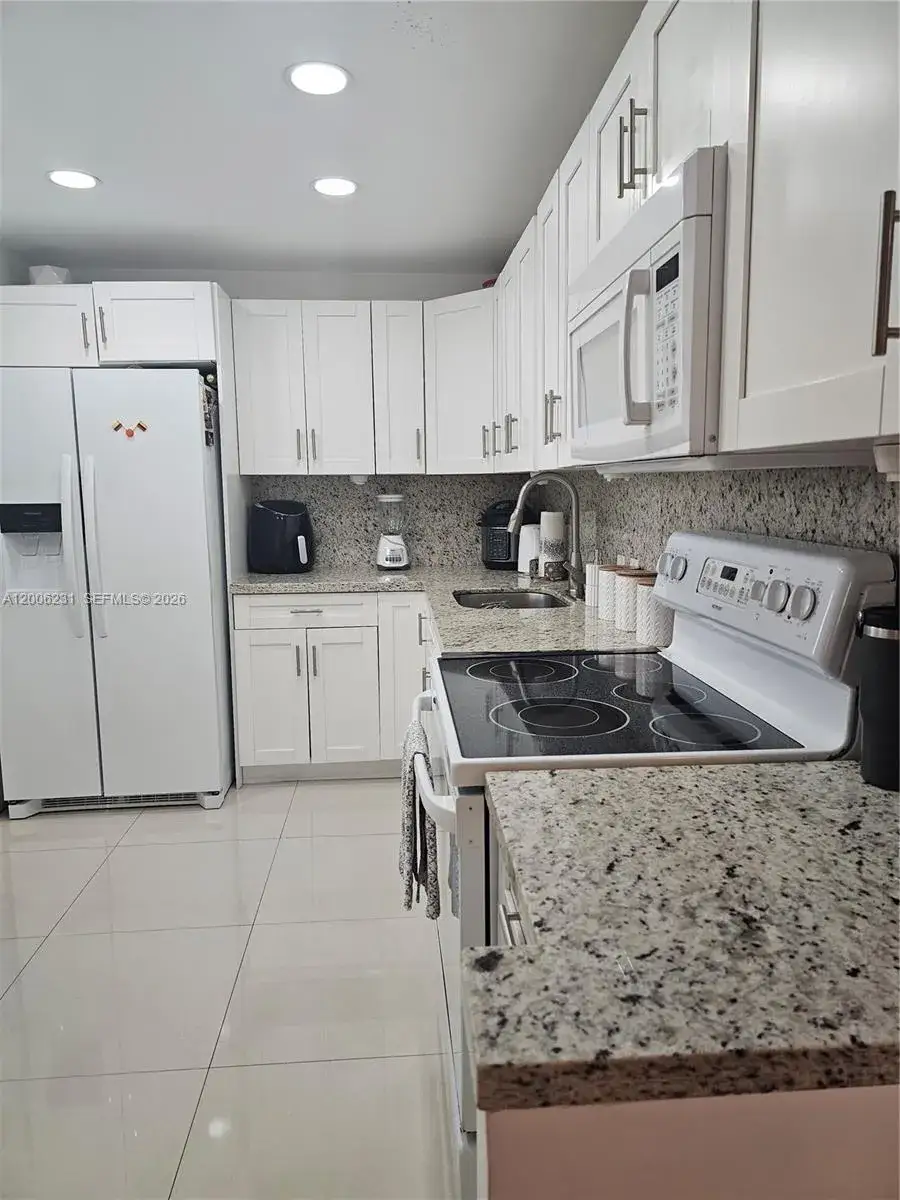 2 bedroom 2 bath Residential Lease for rent at 20400 W Country Club Dr # 315, Aventura FL 33180