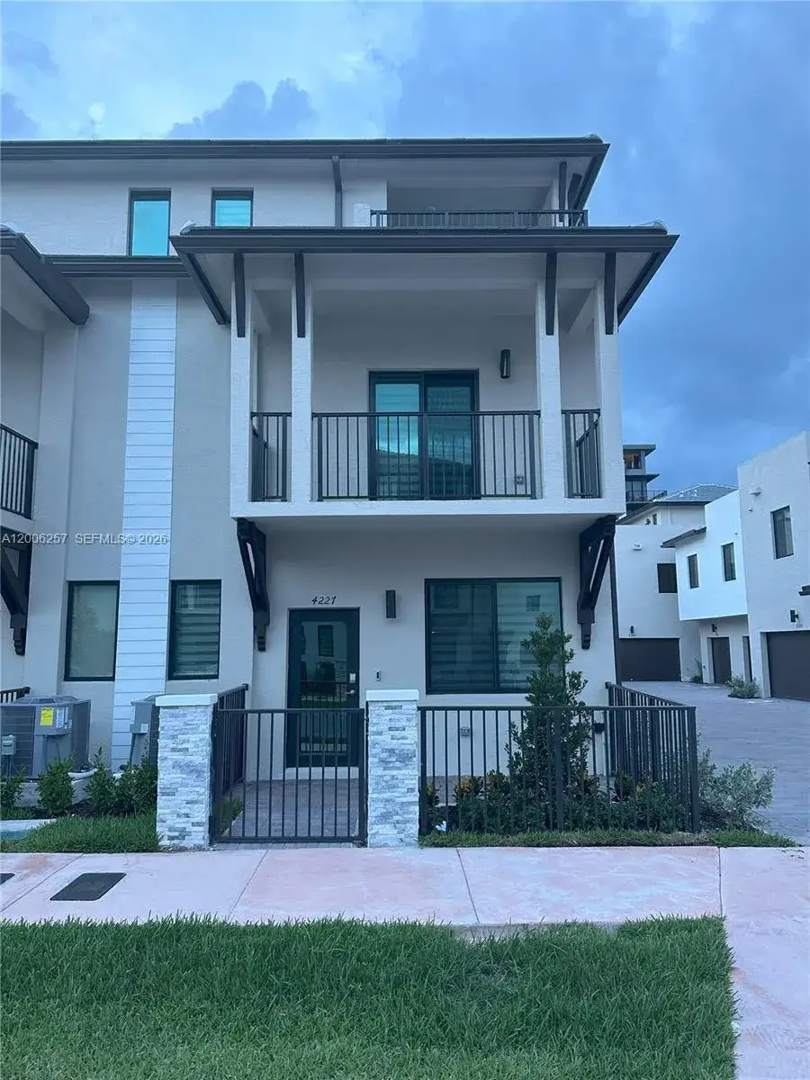 3 bedroom 2 bath Residential for sale at 4227 NW 83rd Path, Doral FL 33166