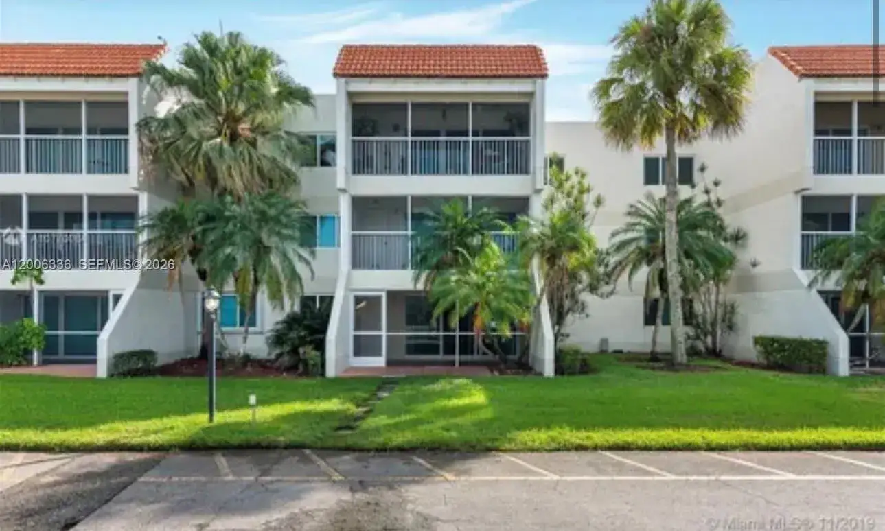 2 bedroom 2 bath Residential for sale at 100 Lakeview Dr # 112, Weston FL 33326