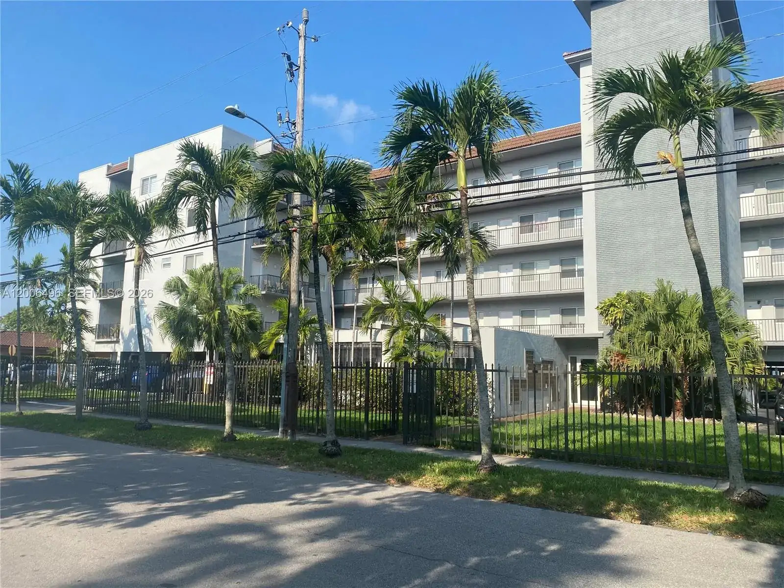 1 bedroom 1 bath Residential for sale at 900 SW 84th Ave # 415D, Miami FL 33144