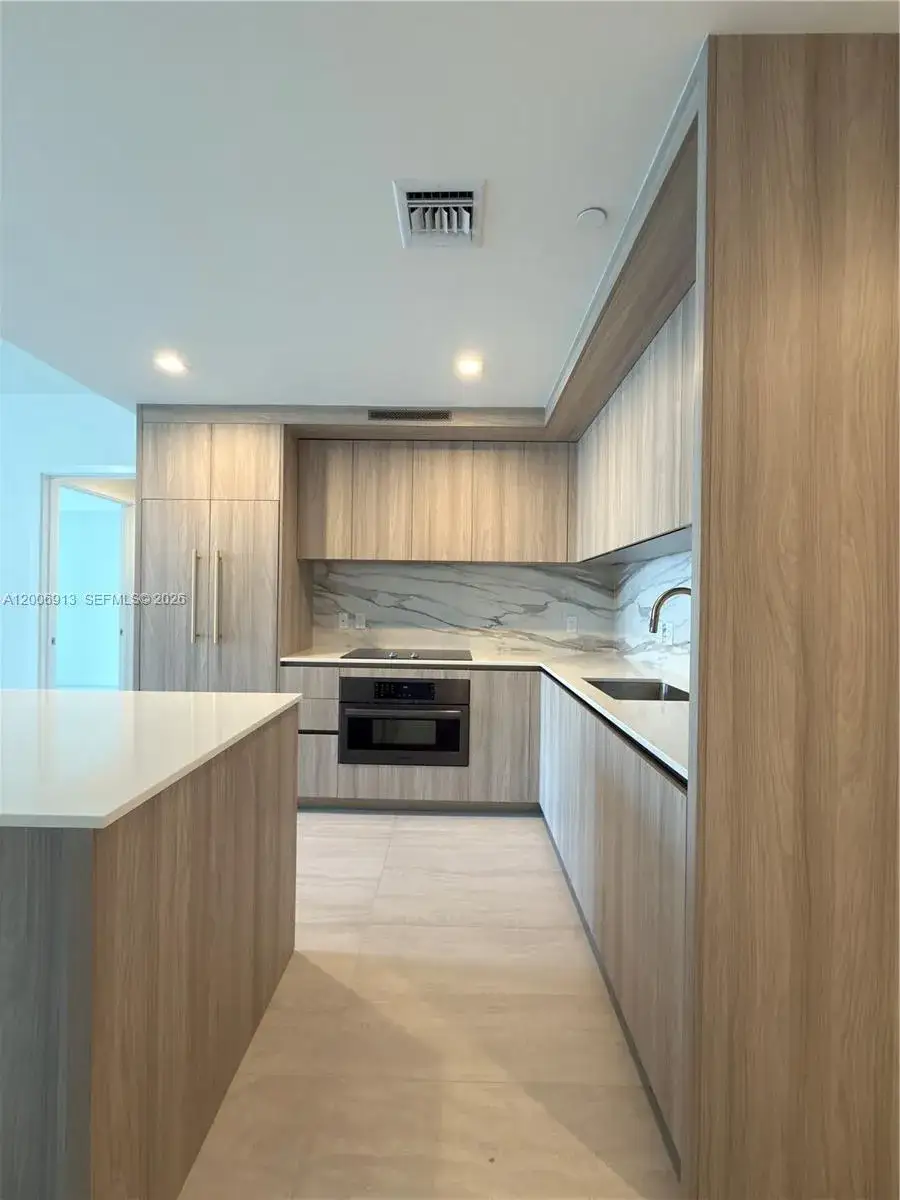 2 bedroom 2 bath Residential Lease for rent at 77 SE 5th St # 1602, Miami FL 33131