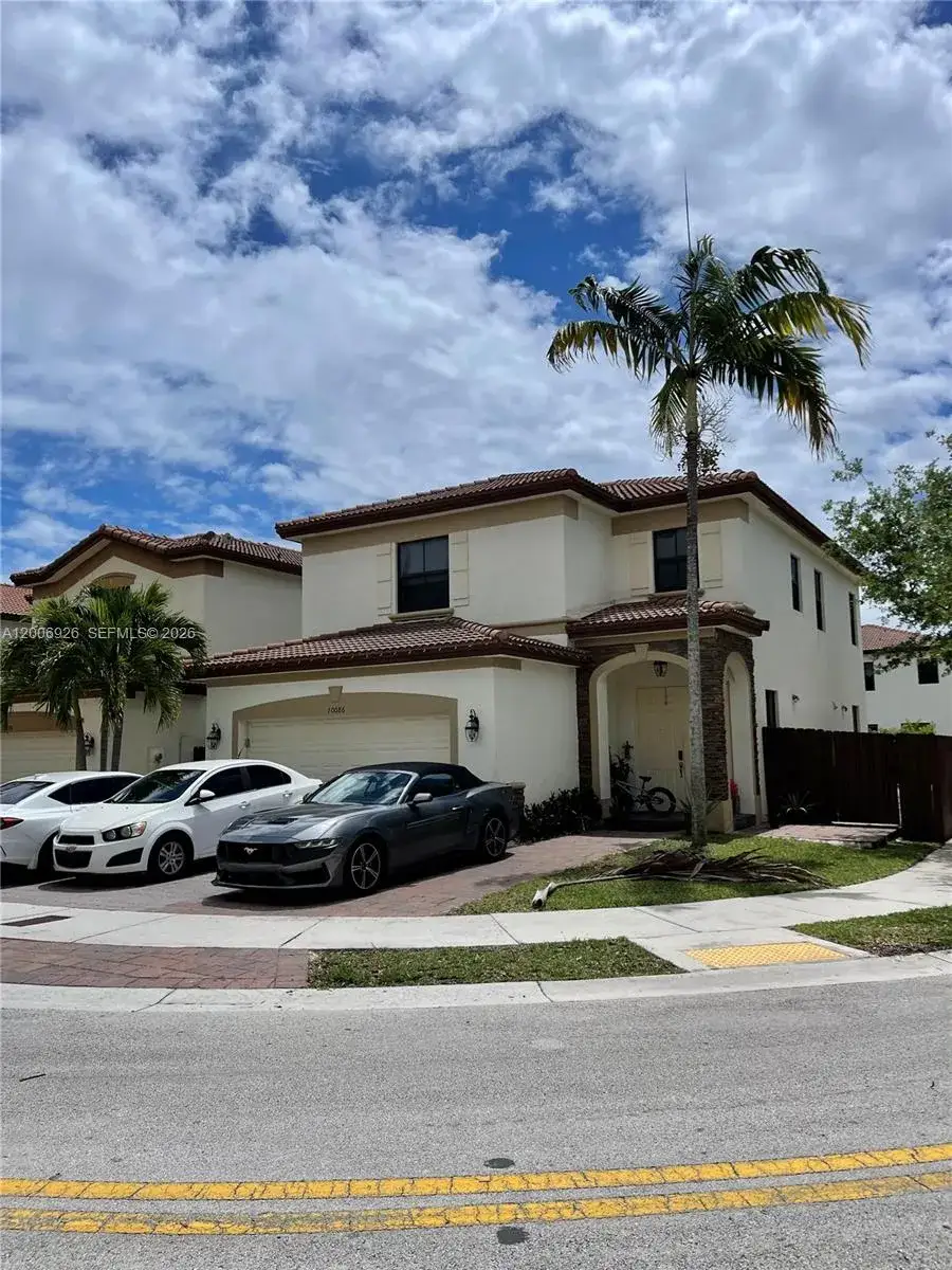 3 bedroom 2 bath Residential for sale at 10086 NW 89th Ter, Doral FL 33178