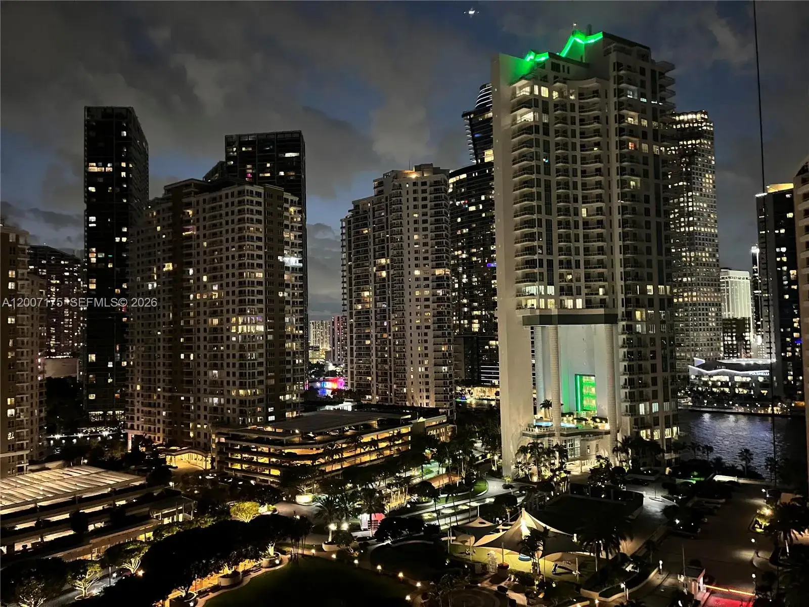 1 bedroom 1 bath Residential for sale at 540 Brickell Key Dr # 1809, Miami FL 33131