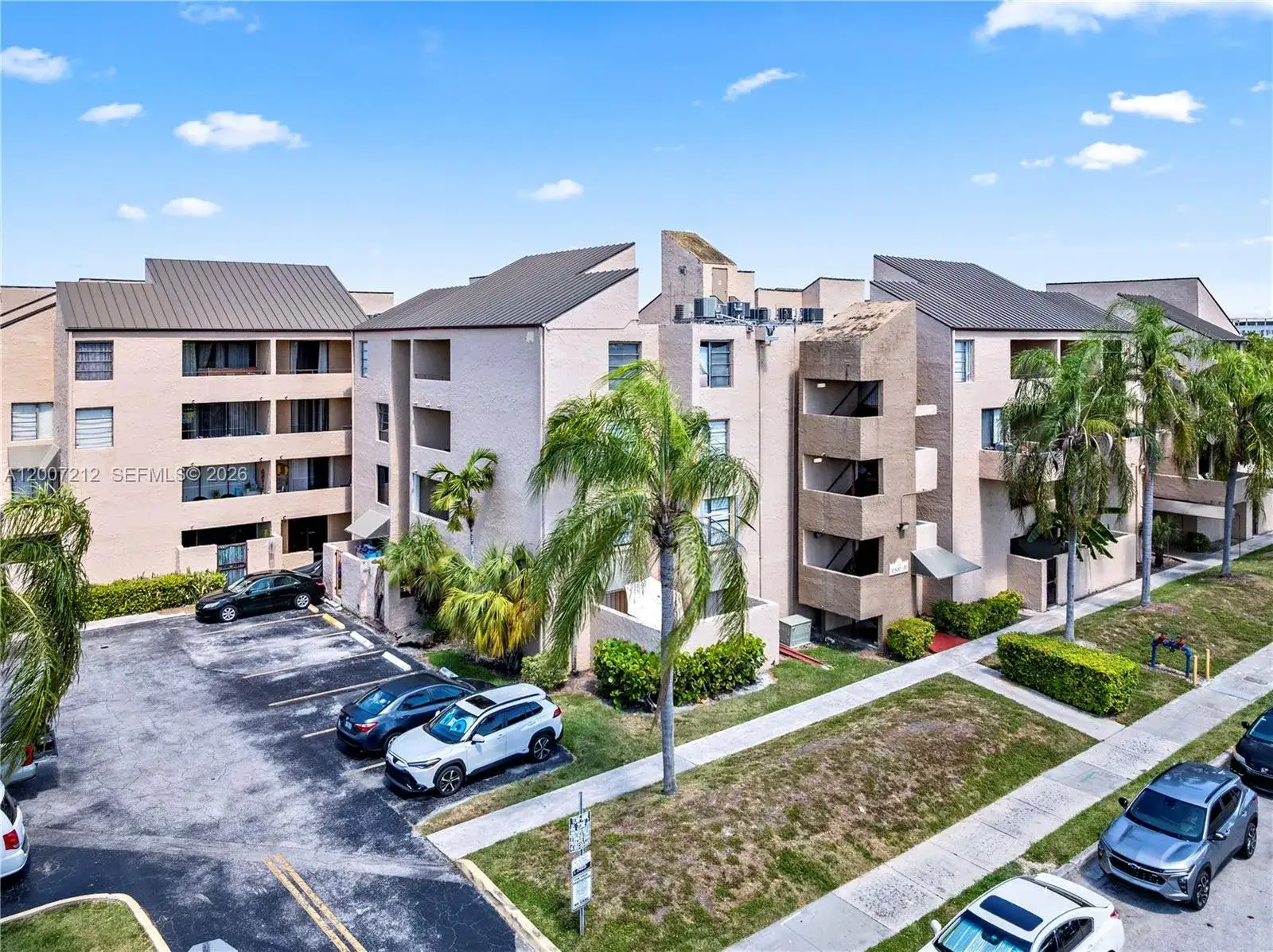 1 bedroom 1 bath Residential for sale at 10500 SW 108th Ave # B211, Miami FL 33176