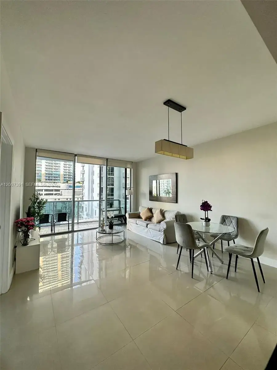 1 bedroom 1 bath Residential Lease for rent at 1050 Brickell Ave # 1504, Miami FL 33131