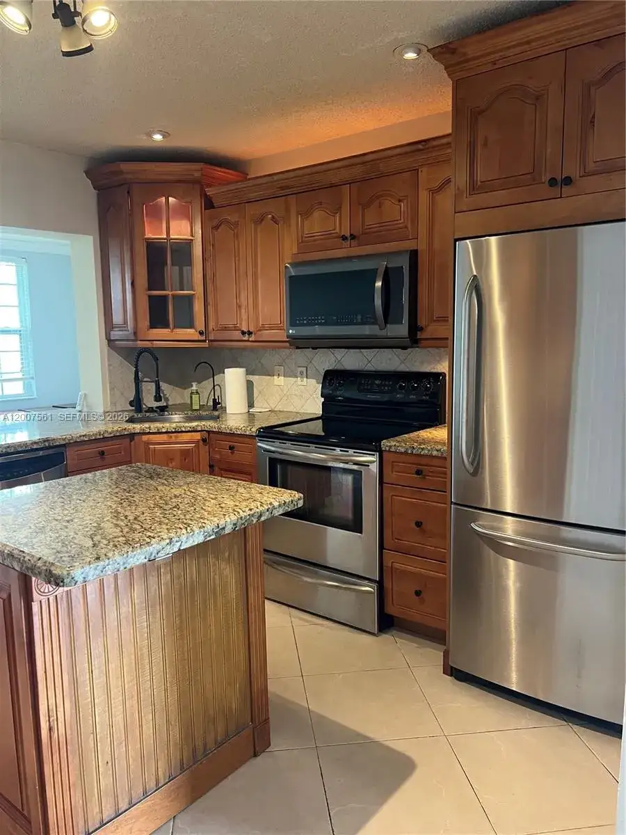 2 bedroom 1 bath Residential Lease for rent at 6805 NW 75th St, Tamarac FL 33321