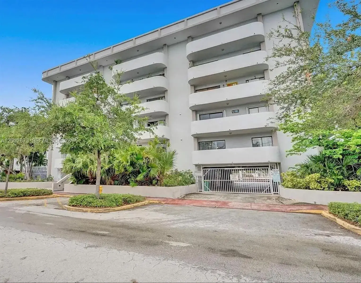 1 bedroom 2 bath Residential for sale at 110 S Shore Dr # 5B, Miami Beach FL 33141