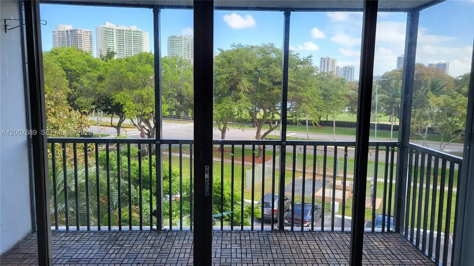 1 bedroom 1 bath Residential for sale at 3475 N Country Club Dr # 409, Aventura FL 33180