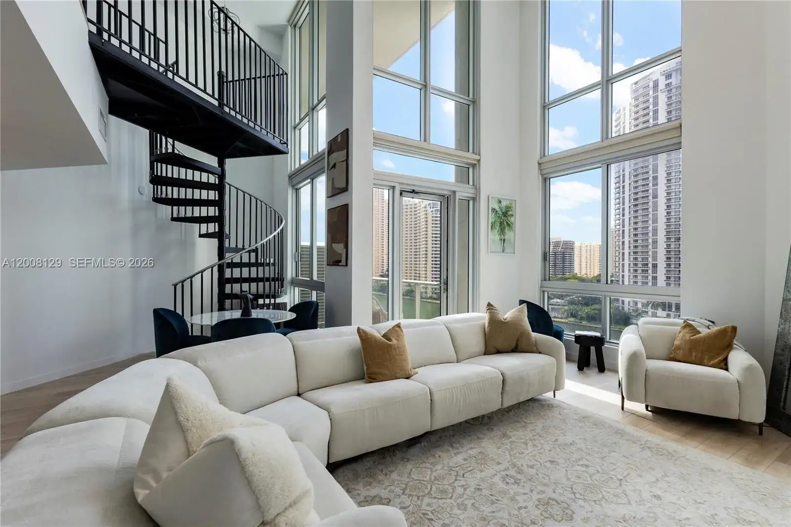 1 bedroom 1 bath Residential Lease for rent at 300 S Biscayne Blvd # 1014, Miami FL 33131