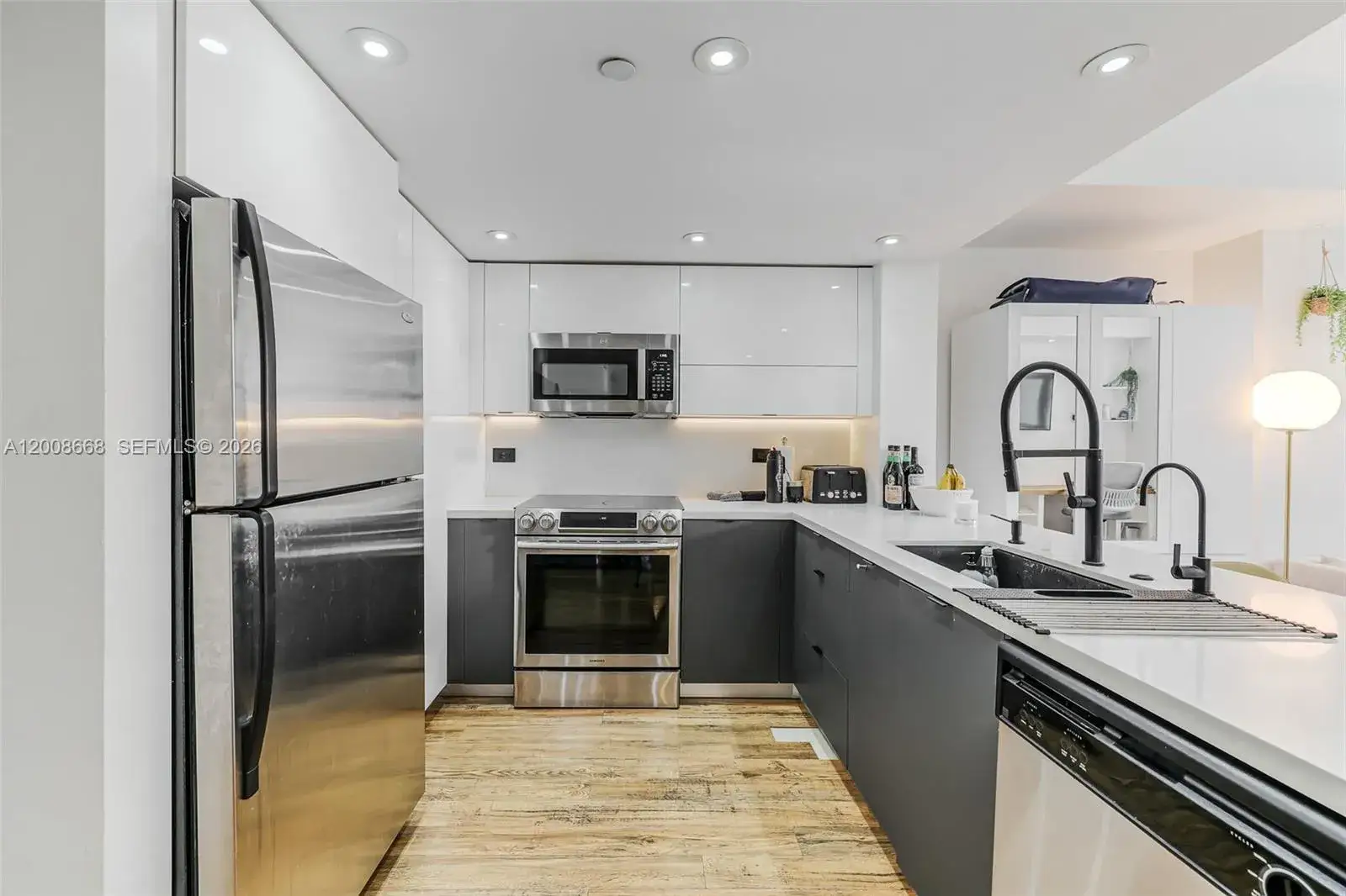 1 bedroom 1 bath Residential for sale at 111 E Flagler St # 708, Miami FL 33131