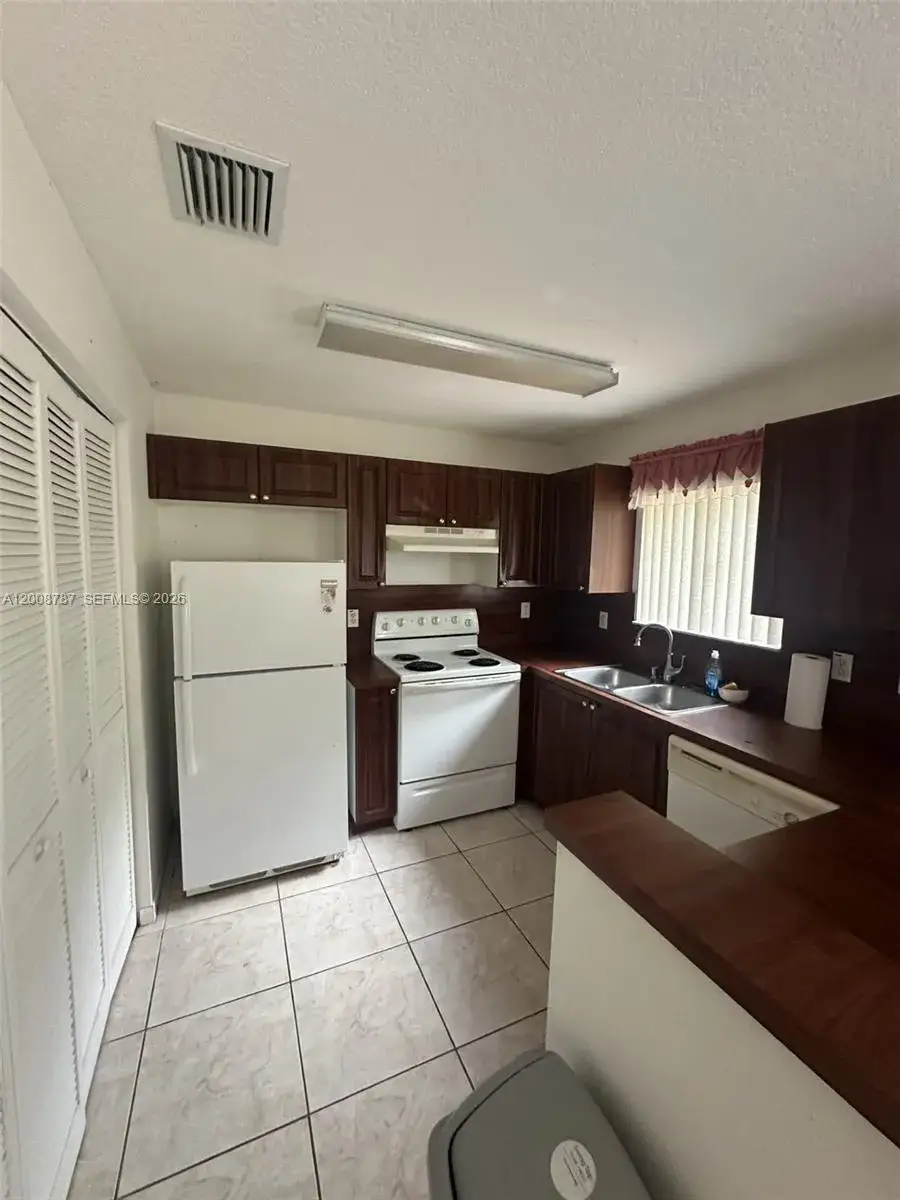 4 bedroom 3 bath Residential for sale at 7125 NW 173rd Dr # 2401, Hialeah FL 33015