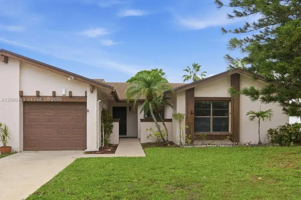 2 bedroom 2 bath Residential for sale at 6125 Elsinore Cir, Green Acres FL 33463
