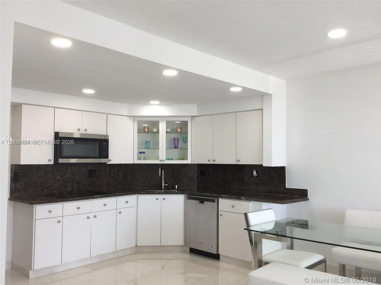 1 bedroom 1 bath Residential Lease for rent at 1408 Brickell Bay Dr # 1002, Miami FL 33131