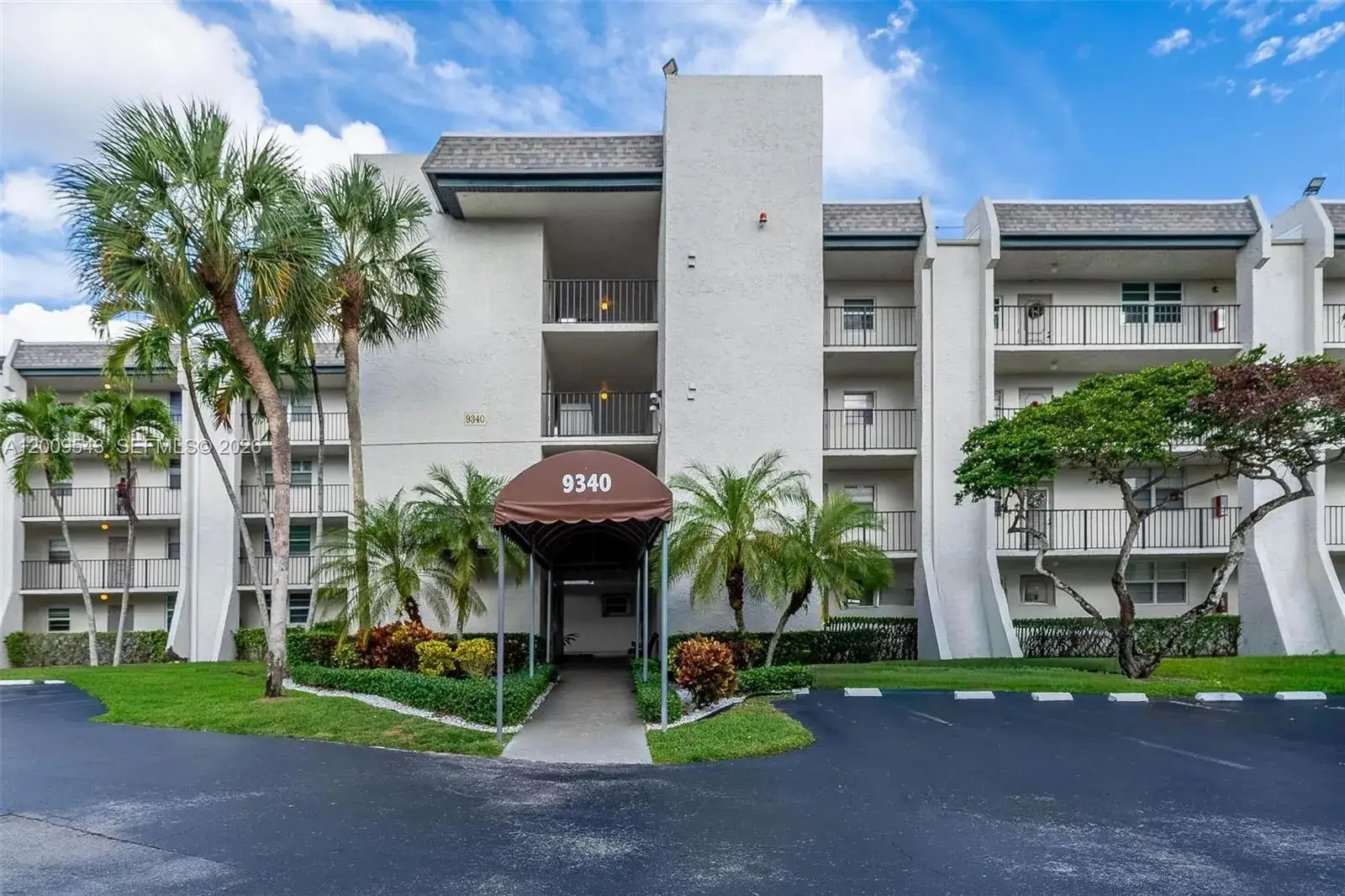 3 bedroom 2 bath Residential for sale at 9340 Lagoon Pl # 110, Davie FL 33324