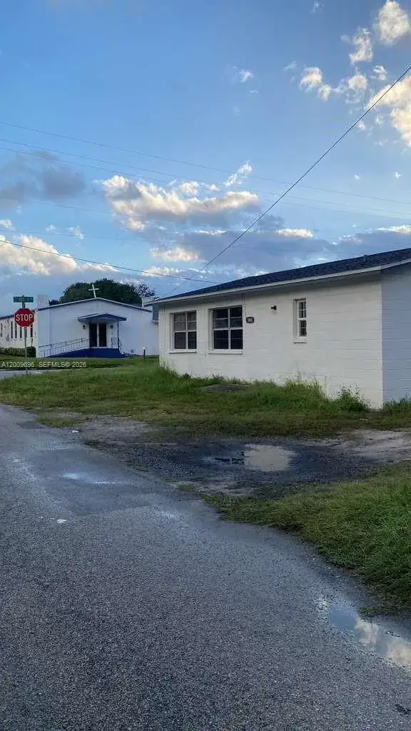 2 bedroom 1 bath Residential for sale at 1001 N 16th Ct, Fort Pierce FL 34950
