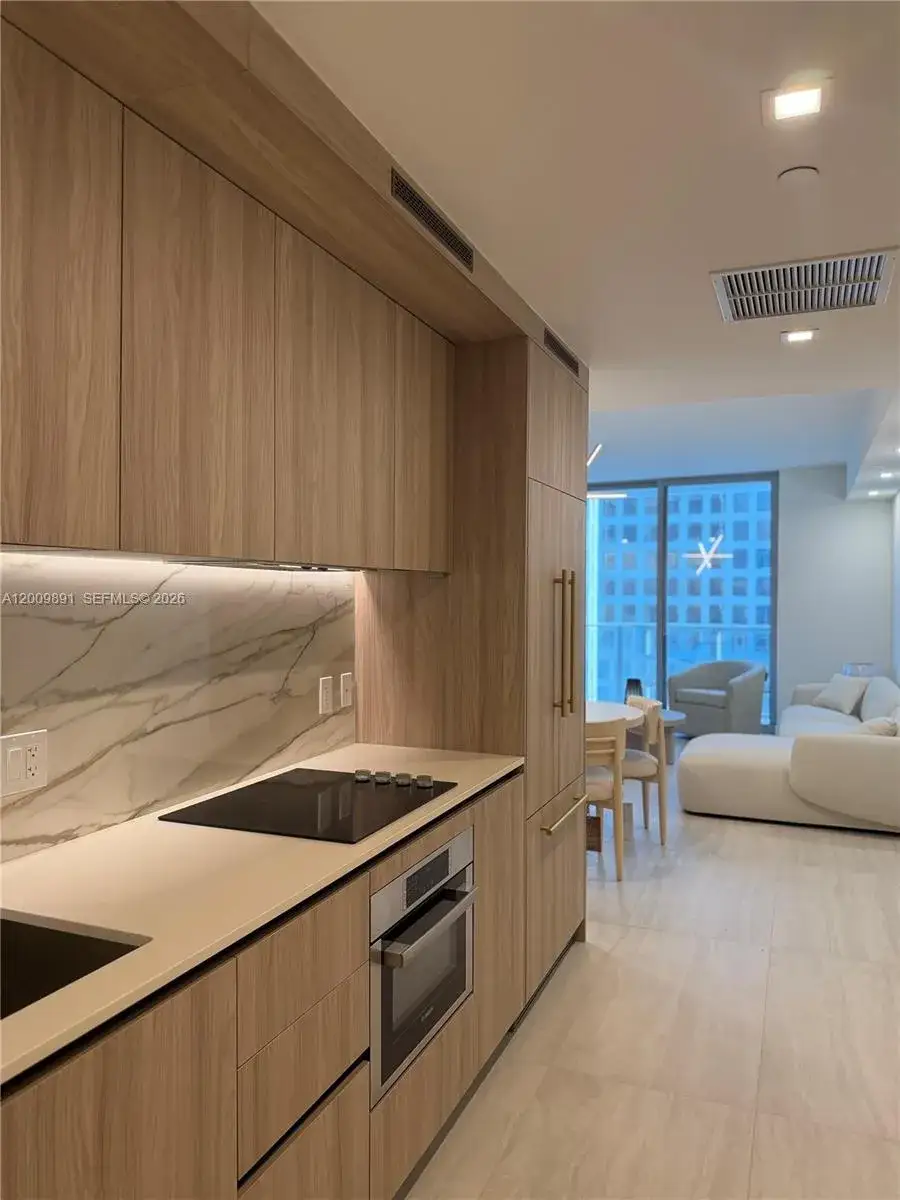 1 bedroom 1 bath Residential Lease for rent at 77 SE 5th street # 1614, Miami FL 33131