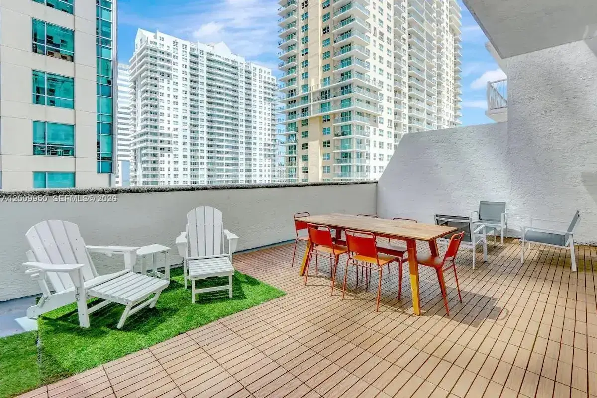 2 bedroom 1 bath Residential for sale at 1200 Brickell Bay Dr # 1404, Miami FL 33131