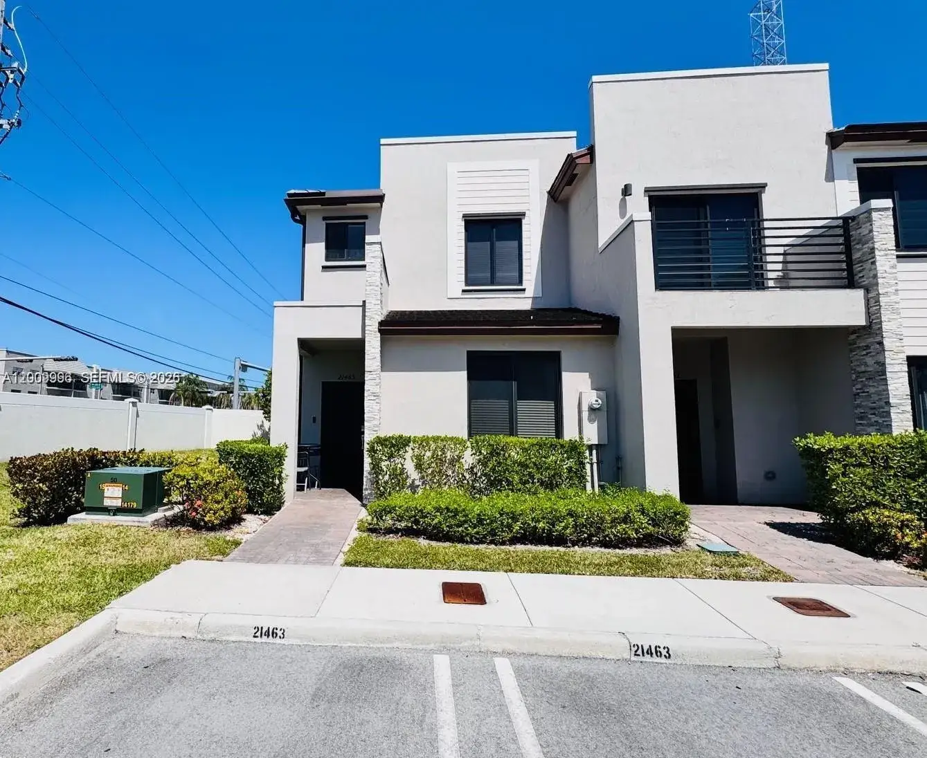 3 bedroom 3 bath Residential for sale at 21463 NE 3rd Path, Miami FL 33179
