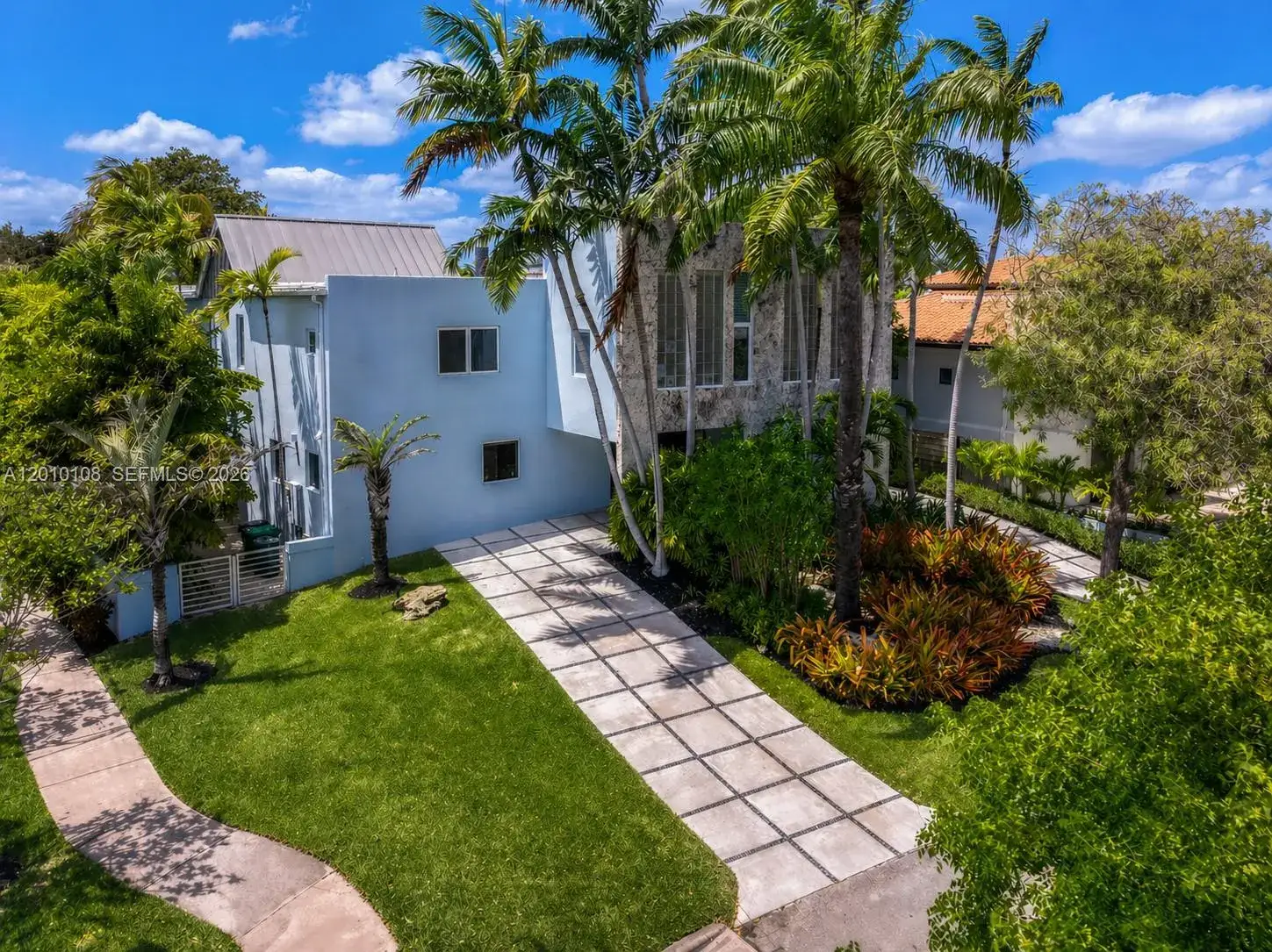 4 bedroom 3 bath Residential for sale at 690 Warren Ln, Key Biscayne FL 33149