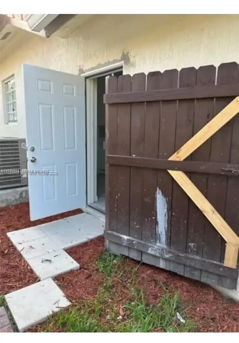 1 bedroom 1 bath Residential Lease for rent at 9860 SW 161st Ave # 0, Miami FL 33196