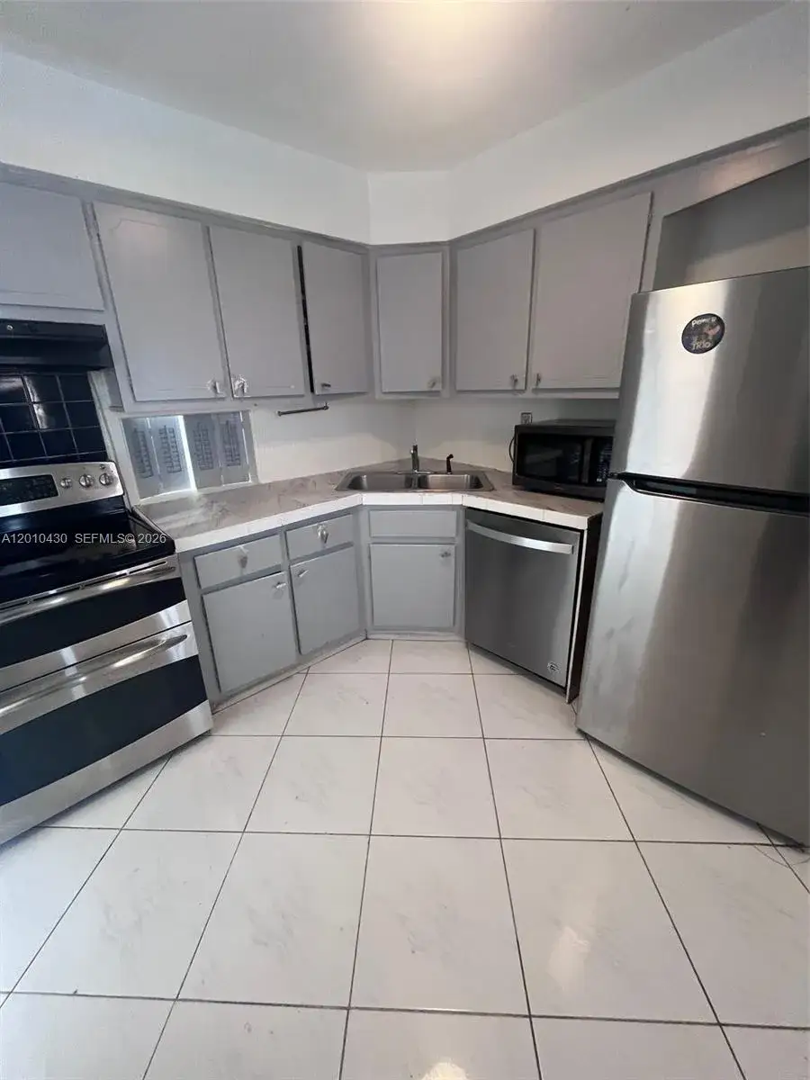 1 bedroom 1 bath Residential Lease for rent at 1540 NE 191st St # 321, Miami FL 33179