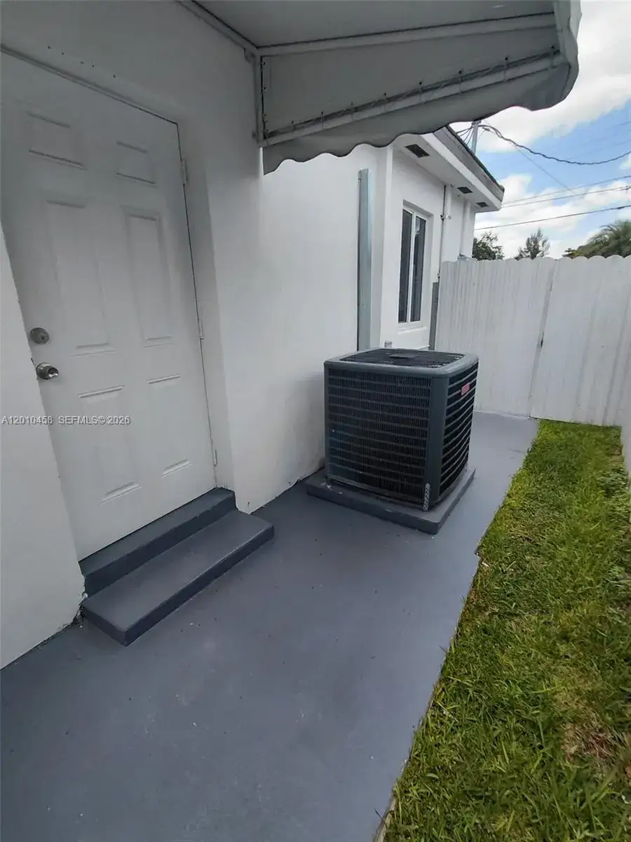 1 bedroom 1 bath Residential Lease for rent at 7555 SW 28th St Rd, Miami FL 33155