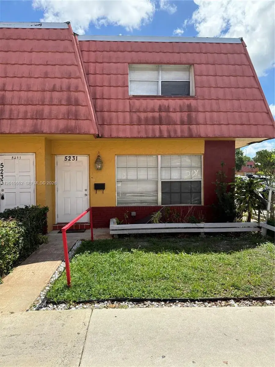 2 bedroom 1 bath Residential Lease for rent at 5231 NW 27th St # 8A, Lauderhill FL 33313